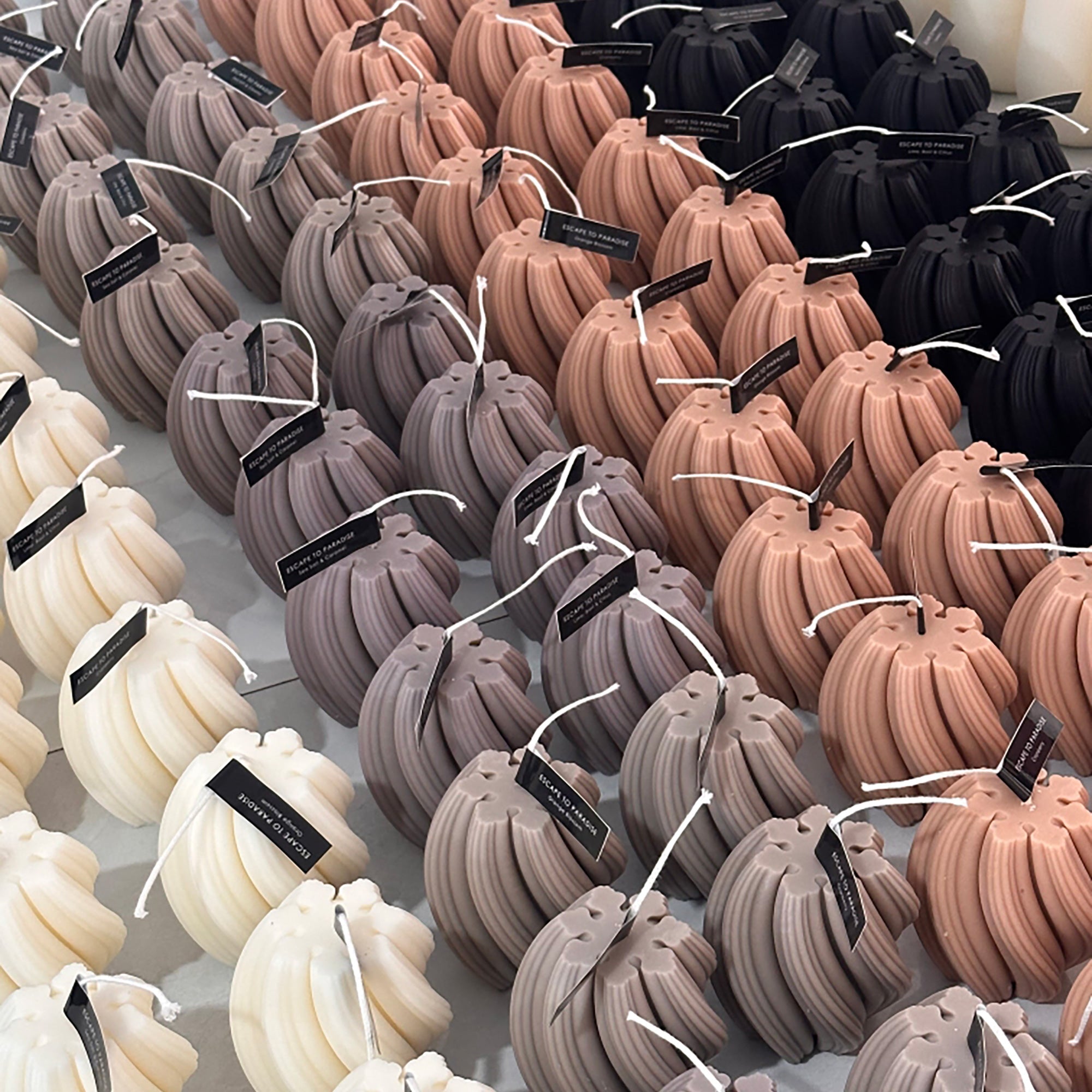 Swirl - Black Candle - Cranberry aroma