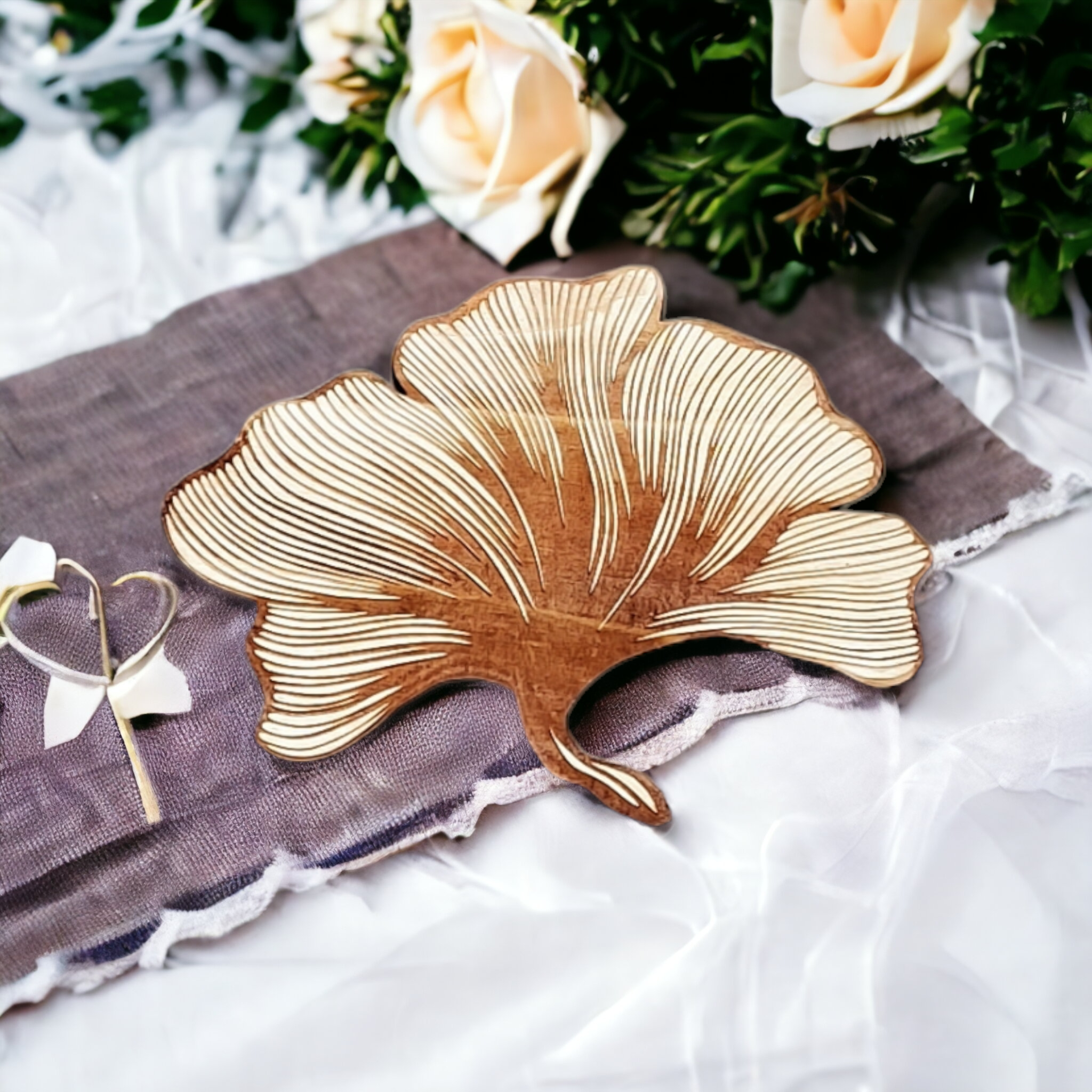 Nature-Inspired Ginkgo Leaf Wooden Pot Holder – 20cm-1