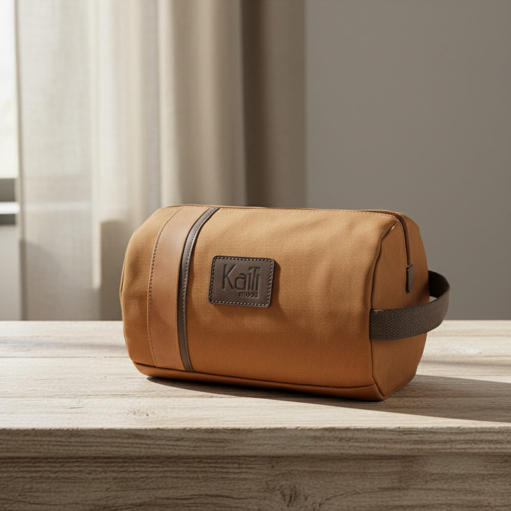 K2005UB | Beauty Case in Canvas 100% Cotone/Vera Pelle pieno fiore, Naked. Colore Cuoio. Maniglia laterale. Chiusura con lampo. Dimensioni: cm 25 x 15 x 17. Confezione: Sacchetto in Tnt-0