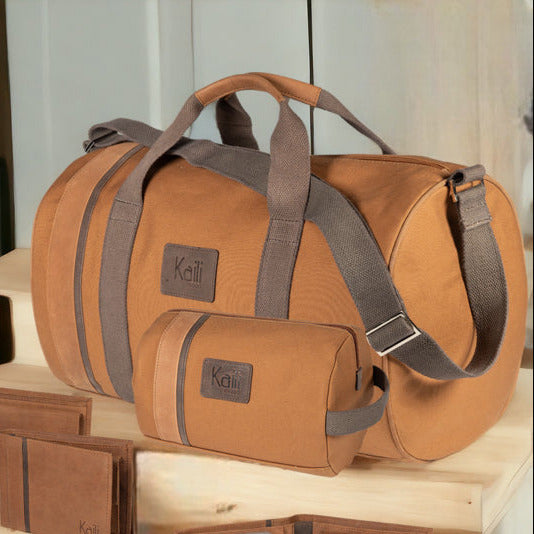 K2005UB | Beauty Case in Canvas 100% Cotone/Vera Pelle pieno fiore, Naked. Colore Cuoio. Maniglia laterale. Chiusura con lampo. Dimensioni: cm 25 x 15 x 17. Confezione: Sacchetto in Tnt-4