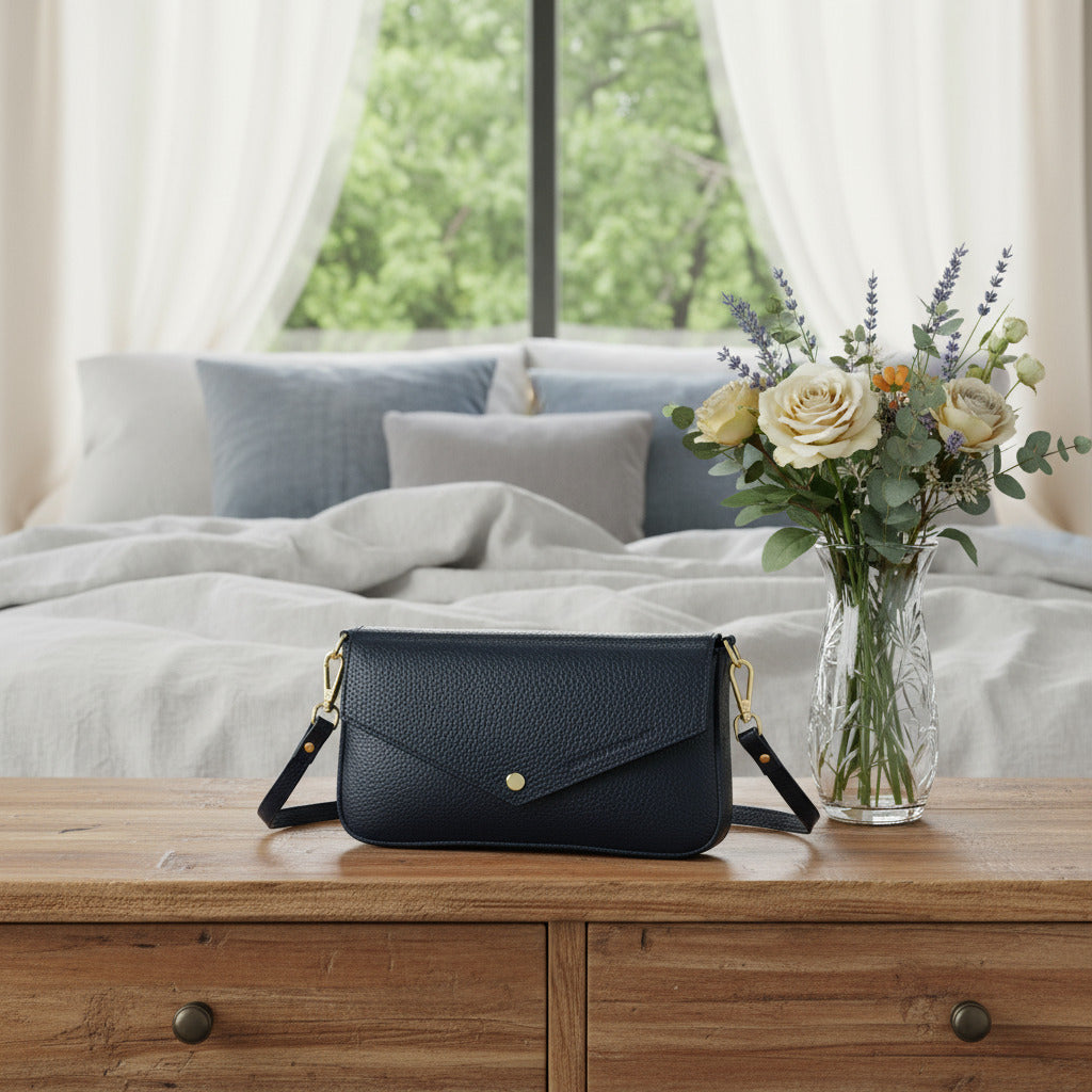 RB1023A | Lina – Italian Leather Mini Shoulder Bag with Gold Chain Strap - Black - Colore Nero - Dimensioni: cm 22 x 12 x 3-0