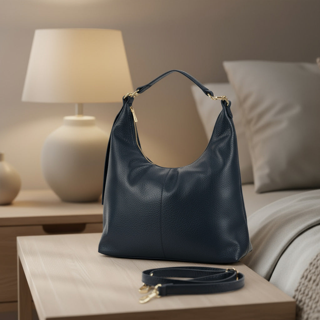 RB1017A | Borsa Donna a spalla Morbida in Vera Pelle Made in Italy con manico singolo e tracolla removibile. Attacchi con moschettoni in metallo Oro Lucido - Colore Nero - Dimensioni: cm 36 x 40 x 13-0